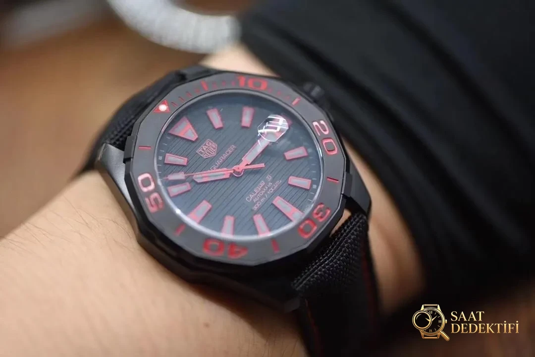 V6 Factory TAG Heuer Aquaracer 300 metre WAY201 replika saat detaylı incelemesi - Arka Kapak Gravür ve Seri Numarası