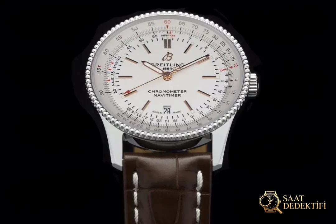V7 Breitling Aviator 8 (Navitimer) 1 Beyaz Kadran A17326211G1P1 - Kasa Profili ve Kurma Kolu İncelemesi