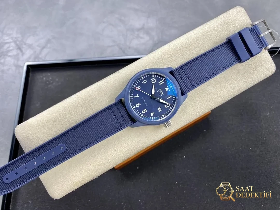 V7 Factory IWC Mark XVIII IW328101 puslu mavi seramikte renk farkı belirgin mi? - Arka Kapak ve Mekanizma Detayı