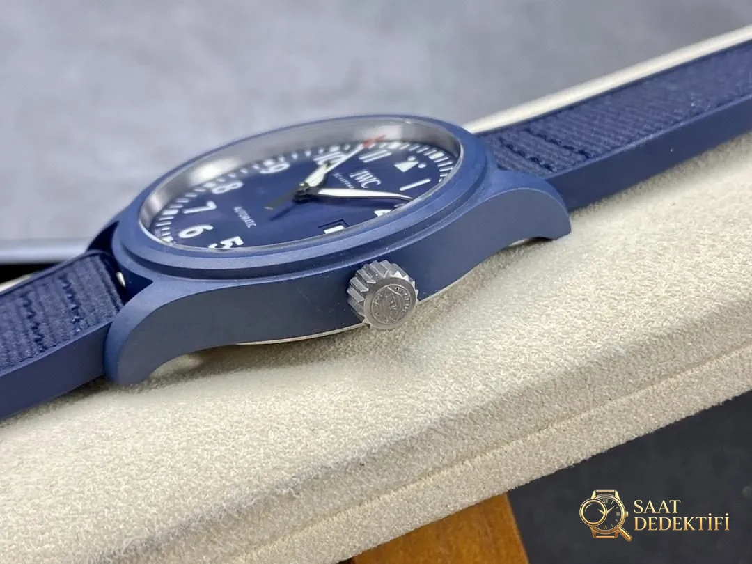 V7 Factory IWC Mark XVIII IW328101 puslu mavi seramikte renk farkı belirgin mi? - Makro Kadran ve İndeks İşçiliği