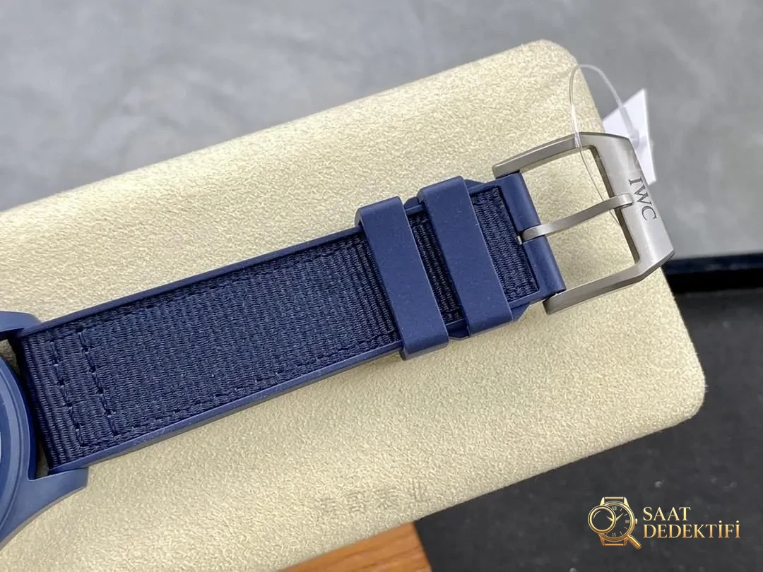 V7 Factory IWC Mark XVIII IW328101 puslu mavi seramikte renk farkı belirgin mi? - Bilekte Duruş ve Kasa Orantısı
