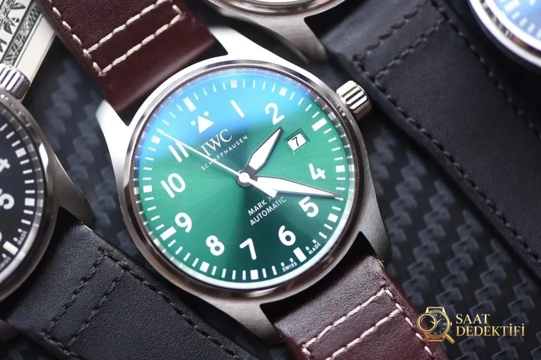 V7 Factory IWC Mark XX hızlı değişen kayış işçilik incelemesi - Kasa Profili ve Kurma Kolu İncelemesi