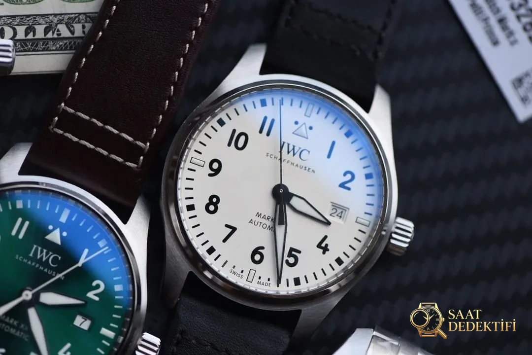 V7 Factory IWC Mark XX hızlı değişen kayış işçilik incelemesi - Arka Kapak ve Mekanizma Detayı