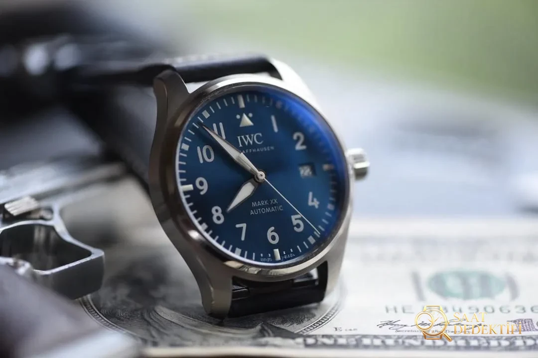V7 Factory IWC Mark XX hızlı değişen kayış işçilik incelemesi - Makro Kadran ve İndeks İşçiliği