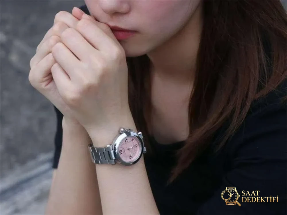 Cartier V9 Factory Review - Vue de face et conception du boîtier