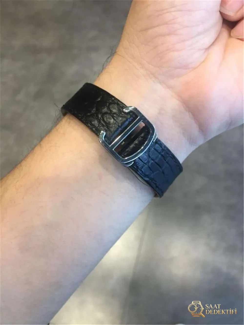 V9 Factory Cartier Tank Citizen.9015 mekanizmalı gerçek-replika karşılaştırmalı inceleme - Genel Açı ve Estetik Duruş