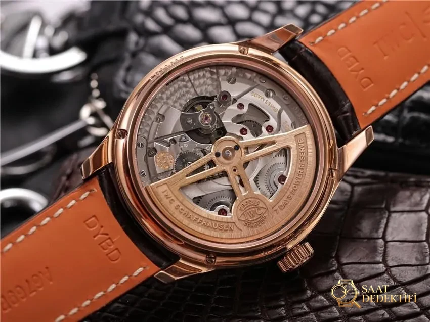 V9 IWC Portugieser Gerçek Perpetual Calendar Yeni Model İncelemesi - Arka Kapak Gravür ve Seri Numarası