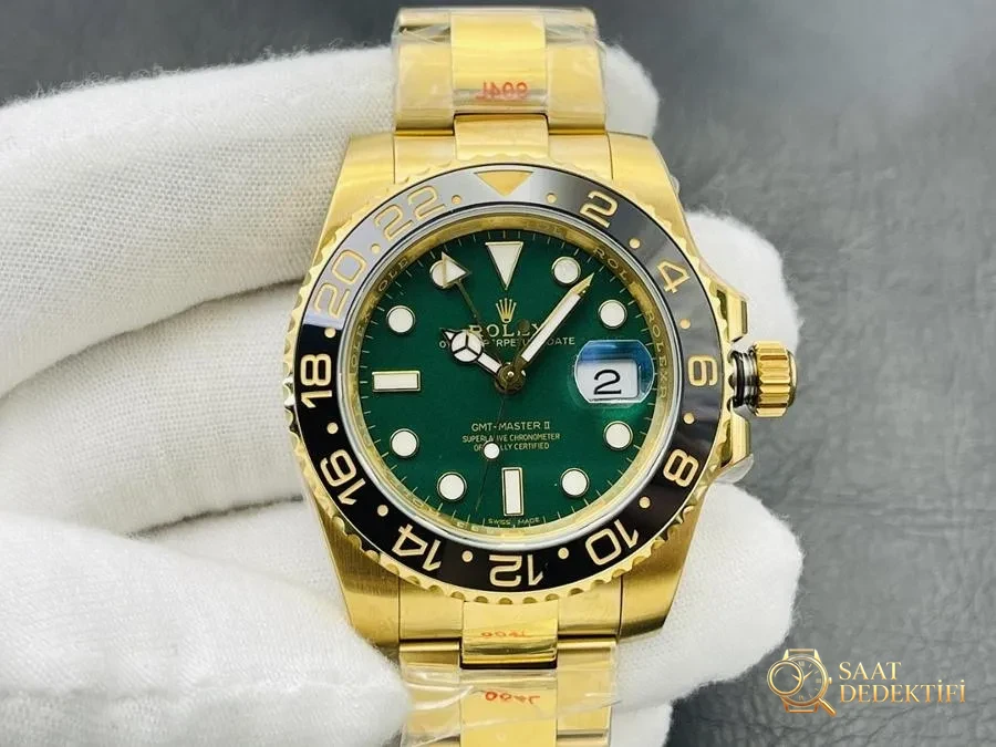 Revue de la Rolex GMT-Master II 126710 - Vue de face et conception du boîtier