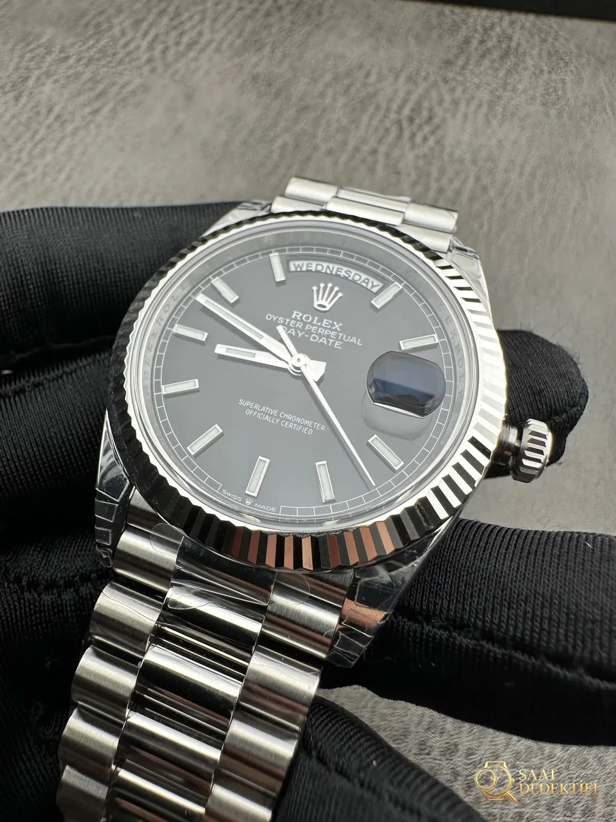 VS Factory 2025 amiral gemisi çalışması | Rolex Day-Date replika zirve sürümü, sınıfının üstünde sert bir güç - Genel Açı ve Estetik Duruş