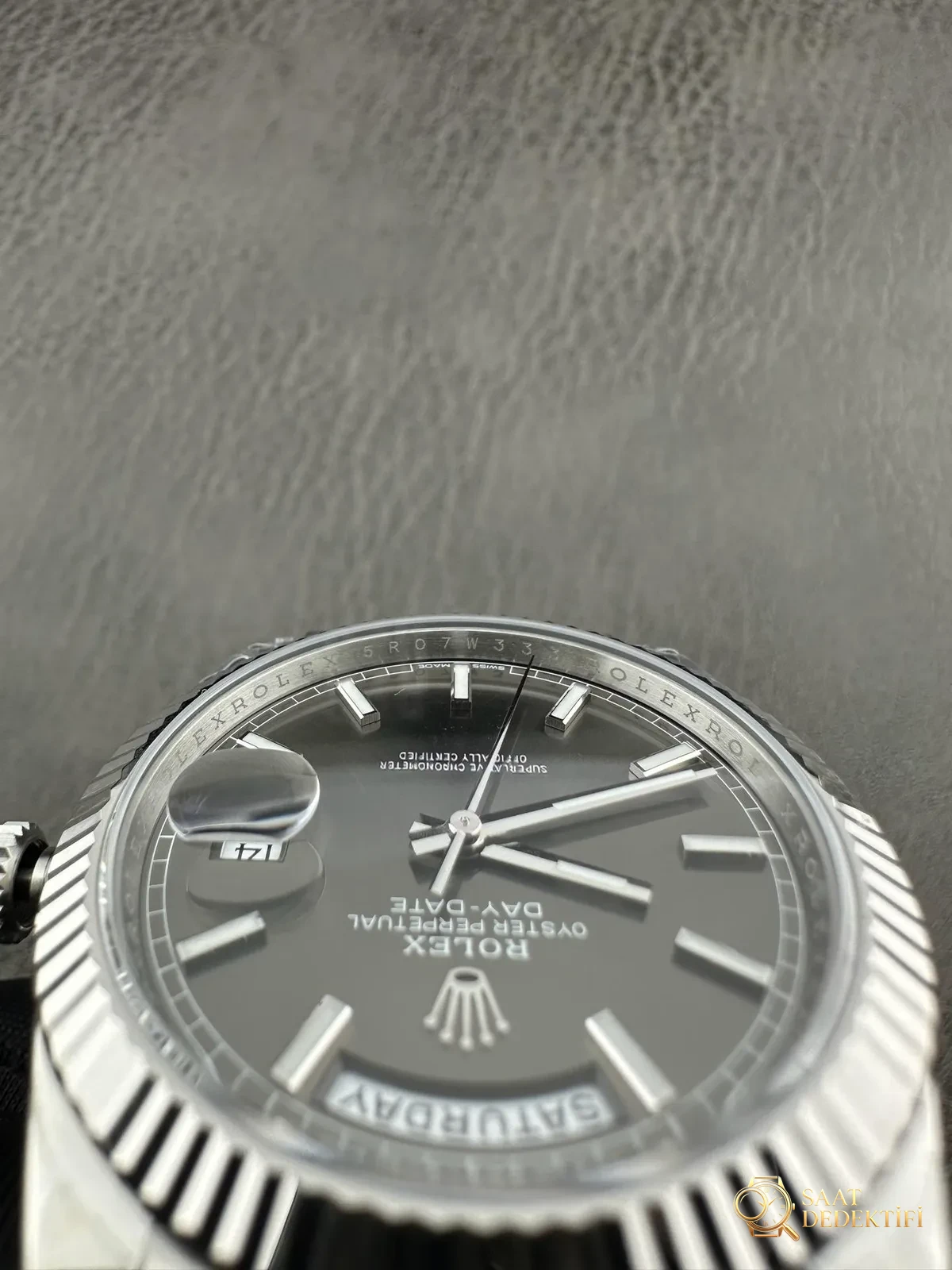 VS Factory 2025 amiral gemisi çalışması | Rolex Day-Date replika zirve sürümü, sınıfının üstünde sert bir güç - Bezel İçi Rehaut Gravürü ve Hizalaması