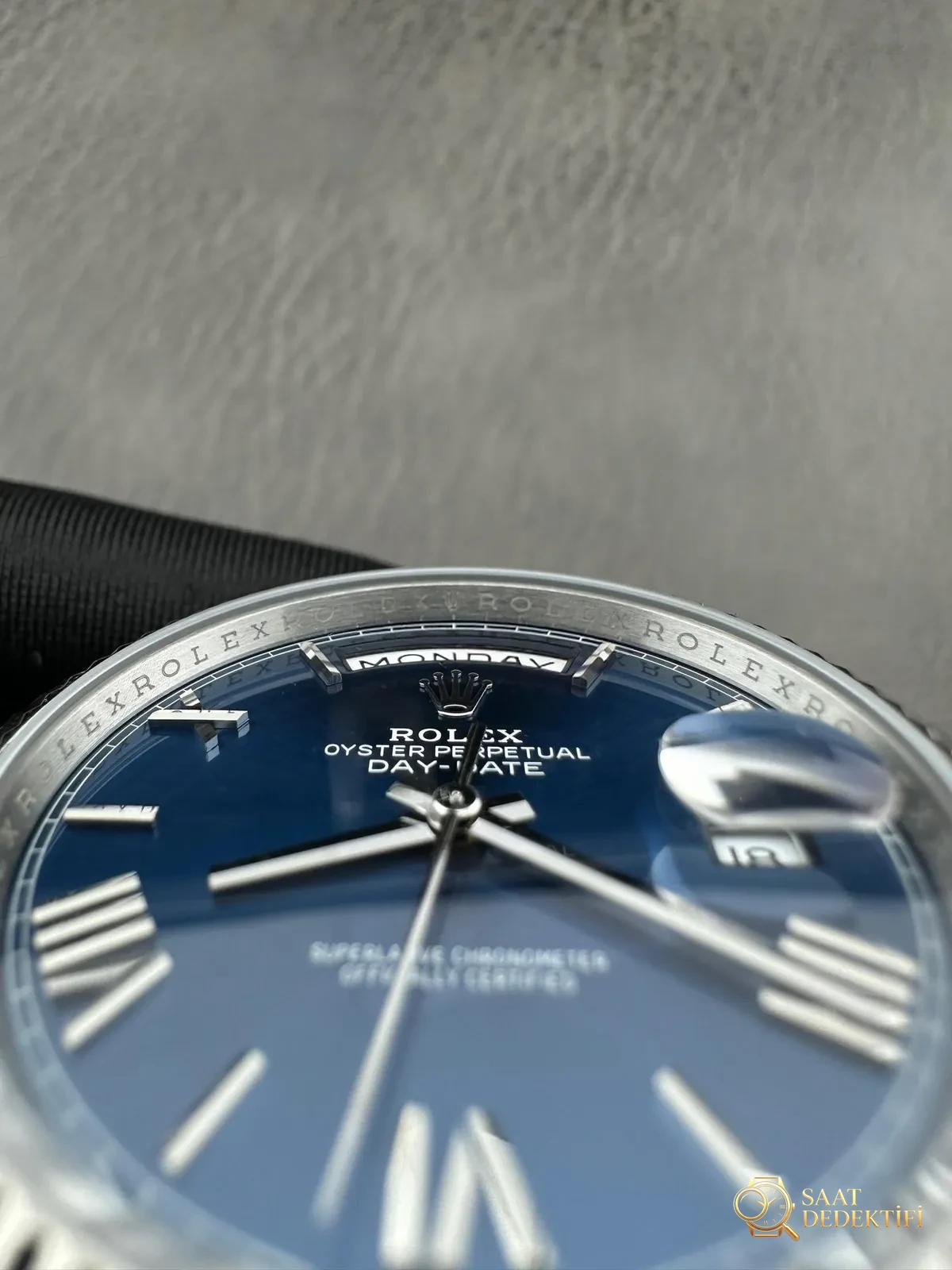 VS Factory 2025 amiral gemisi çalışması | Rolex Day-Date replika zirve sürümü, sınıfının üstünde sert bir güç - Deri Kordon Dikiş ve Kenar Boyası