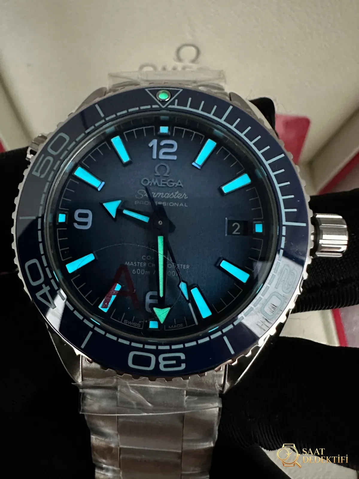 VS Factory 2025 önerimiz: Omega Seamaster 75. yıl yaz buz mavisi modeli - Arka Kapak ve Mekanizma Detayı