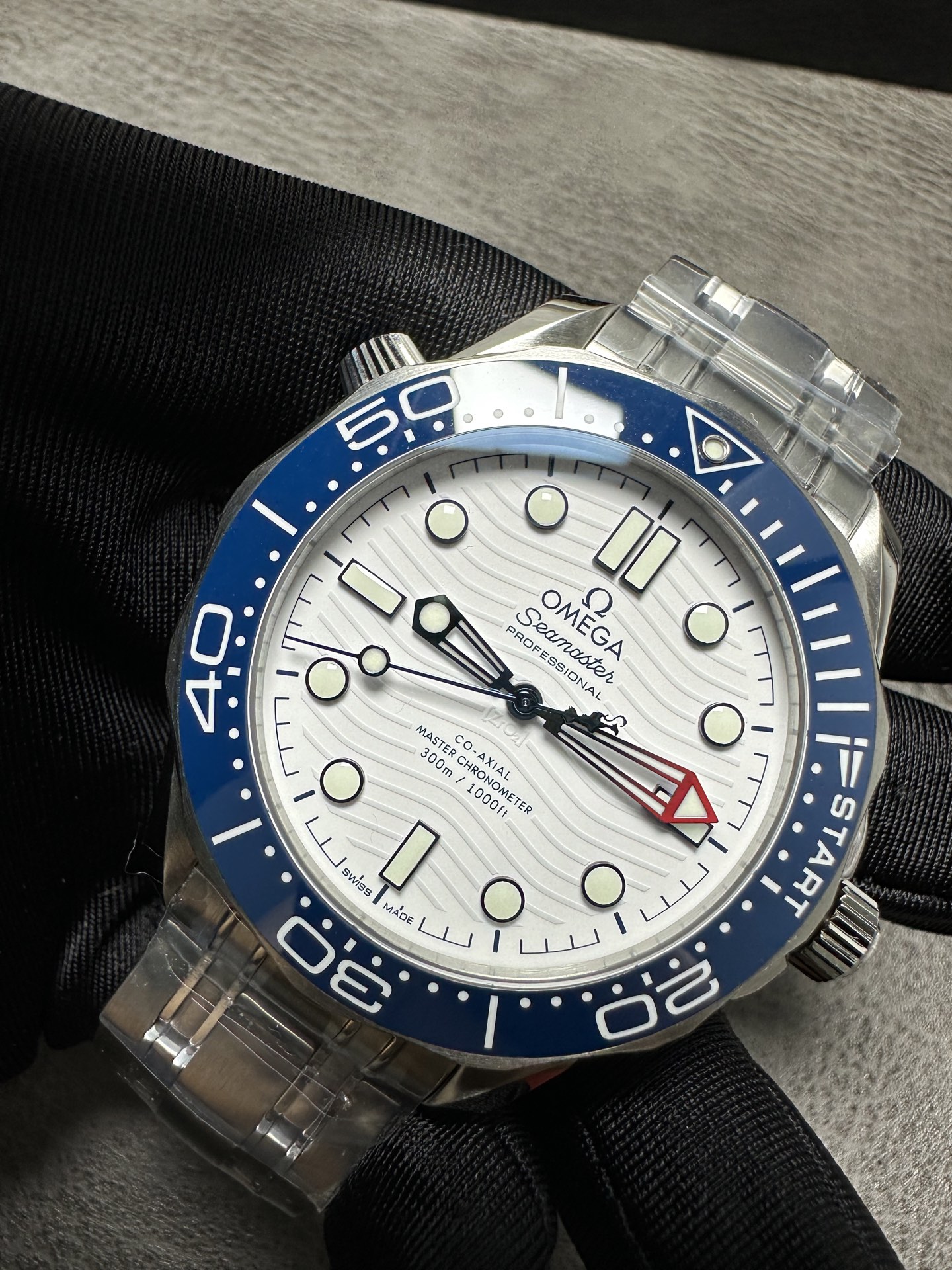 VS Factory 2025 özenle hazırlanmış eser: Omega Seamaster "Commander" limited edition; orijinalinden 1:1 kalıp alınarak üretilen replika, Seamaster 300M serisinin zirve eseri olarak sunuluyor! — 8. fotoğraf
