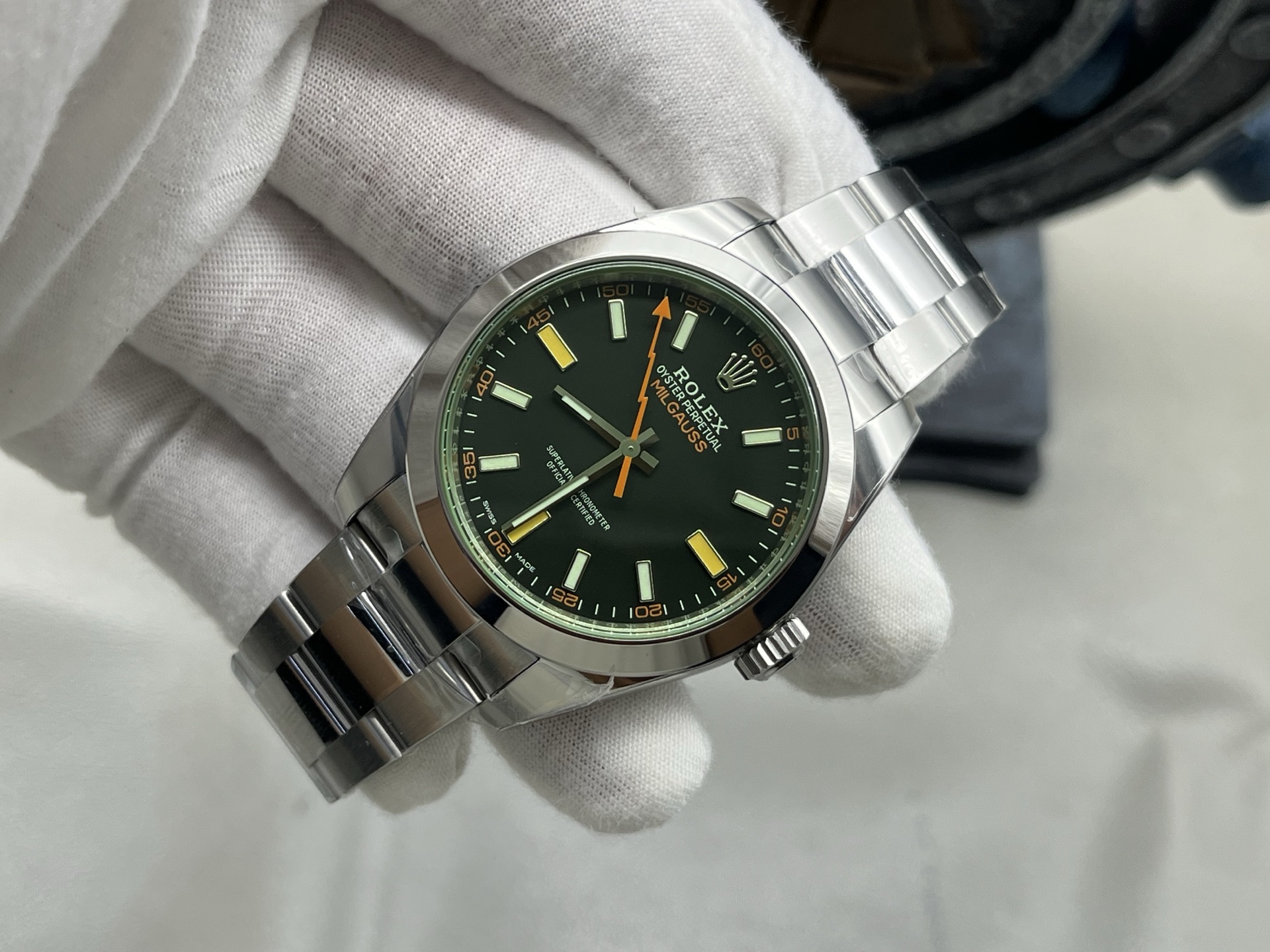 VS Factory 2025'in zirve modeli: Rolex Milgauss 116400 şimşek saniye ibresiyle geliyor — piyasanın en üst donanımlı versiyonu, mavi ve yeşil kadran olmak üzere iki seçenek. Bu efsaneyi birlikte keşfedelim! — 1. fotoğraf