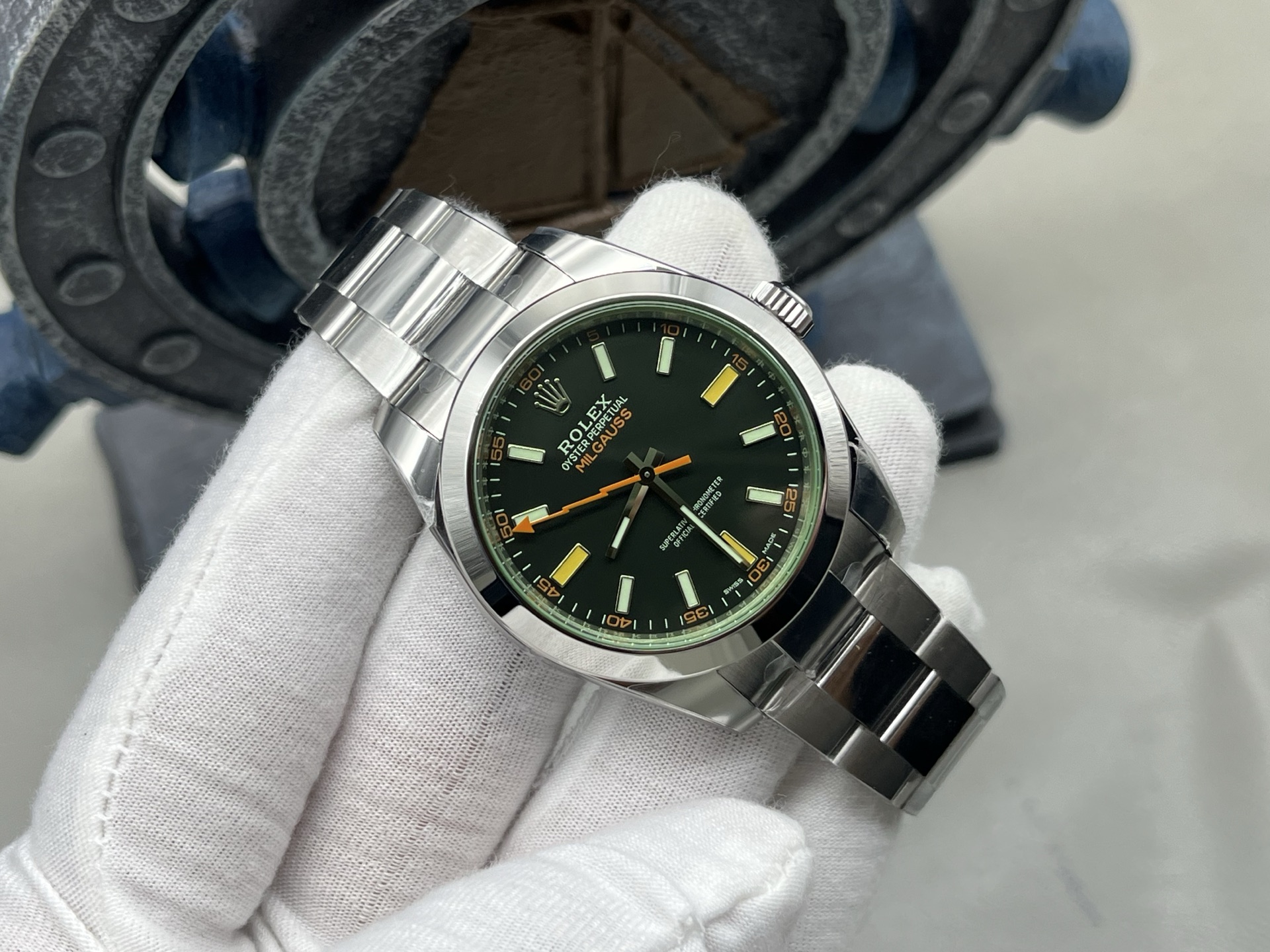 VS Factory 2025'in zirve modeli: Rolex Milgauss 116400 şimşek saniye ibresiyle geliyor — piyasanın en üst donanımlı versiyonu, mavi ve yeşil kadran olmak üzere iki seçenek. Bu efsaneyi birlikte keşfedelim! — 2. fotoğraf