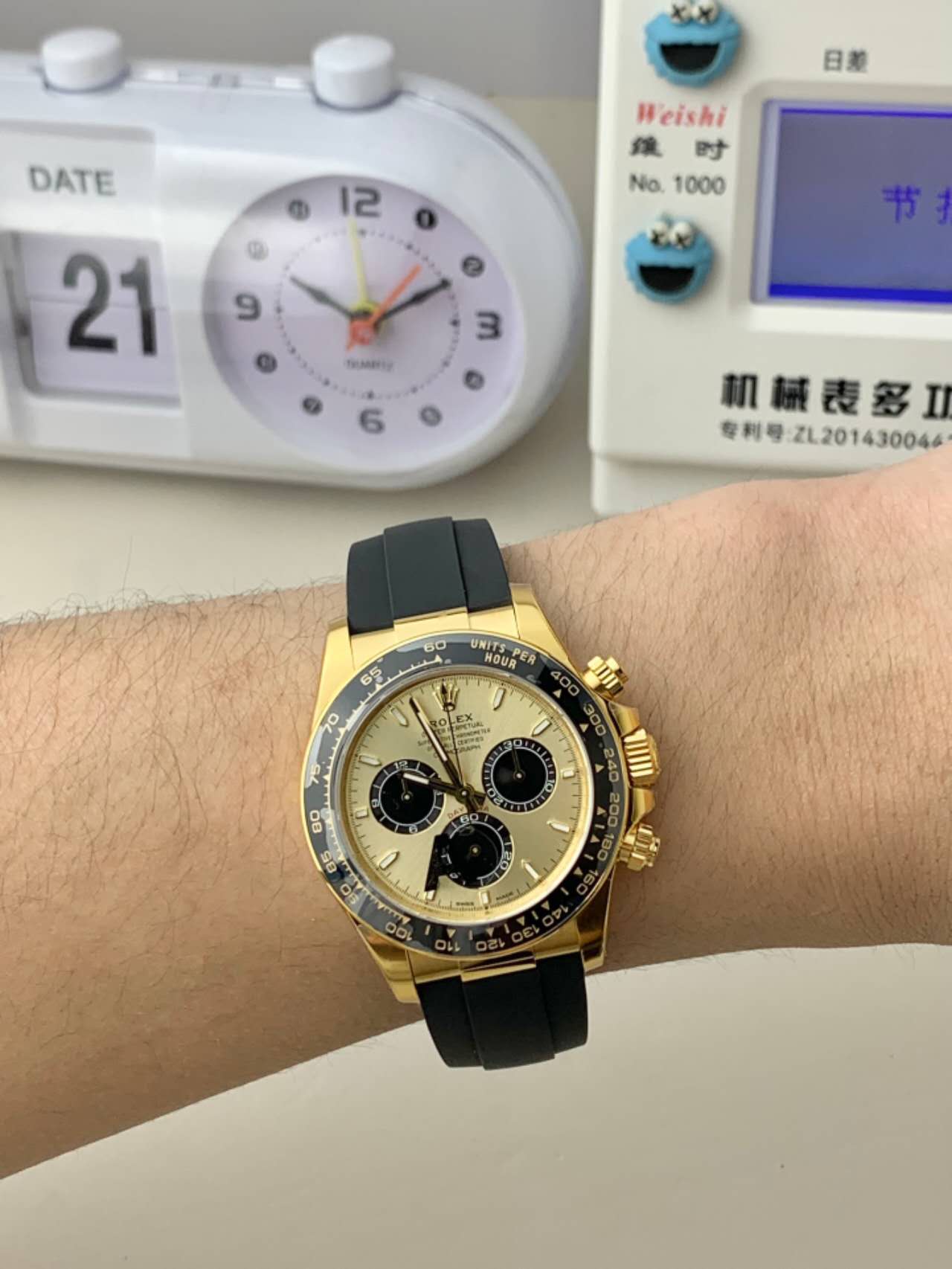 Replika Rolex Daytona 126518 Sarı Altın Kol Üstü Çekim