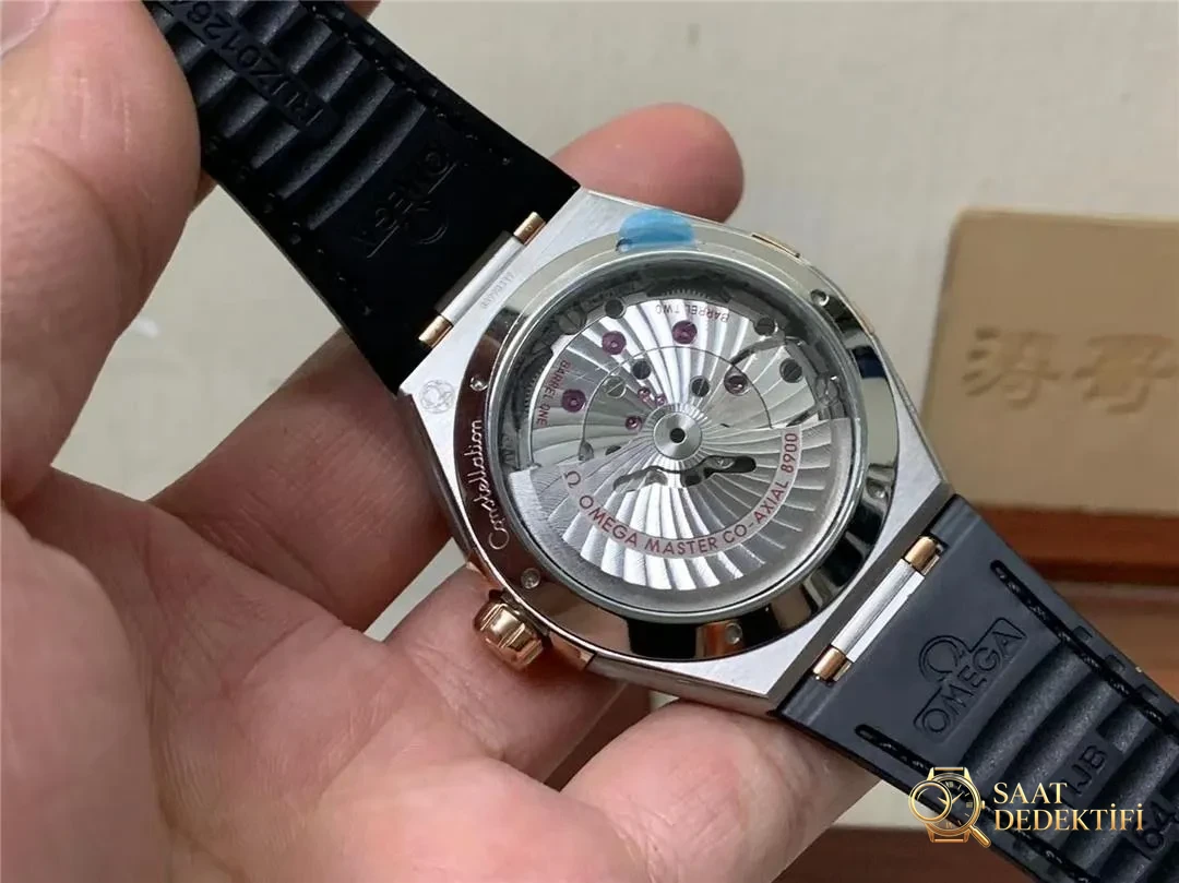 VS Factory alt fabrikasından SBF Omega Constellation 41 mm, 8900 mekanizmalı: işçiliği nasıl? - Klips Kilidi ve Lazer Damgalar