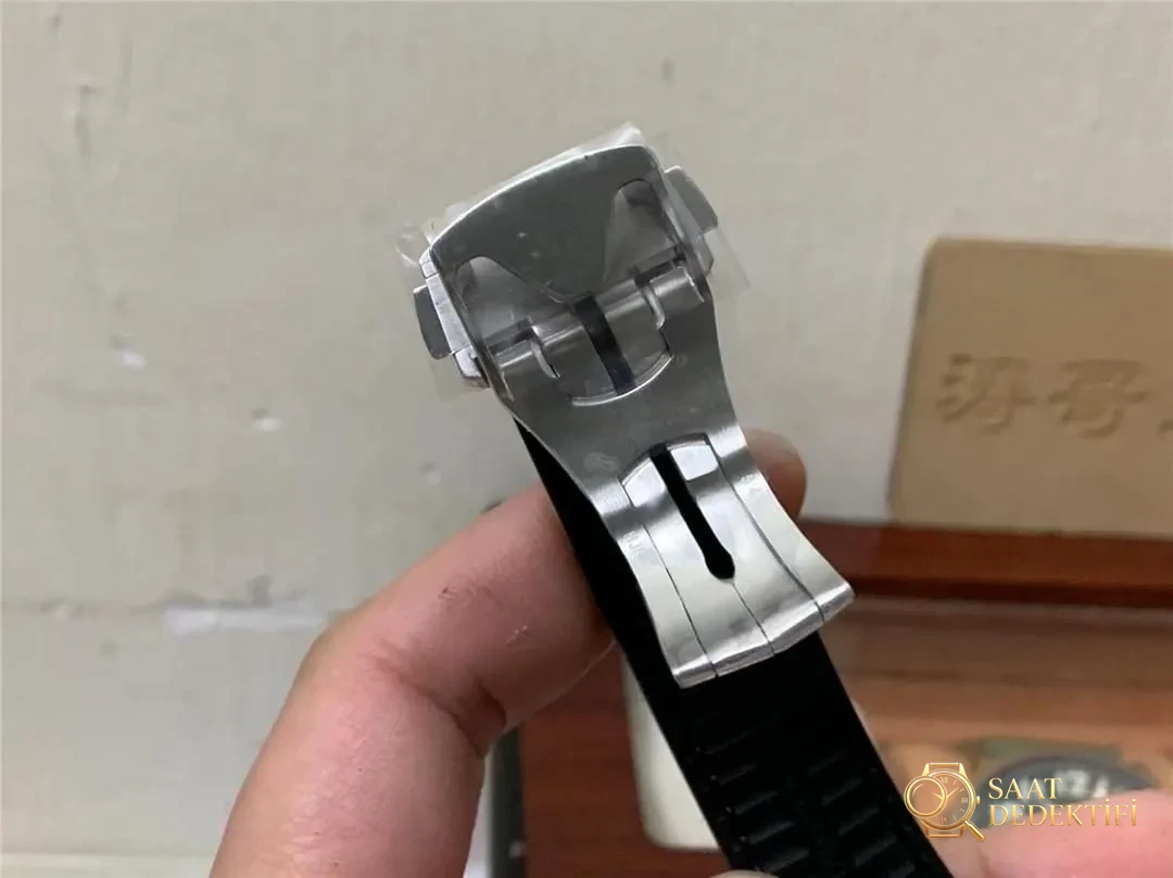 VS Factory alt fabrikasından SBF Omega Constellation 41 mm, 8900 mekanizmalı: işçiliği nasıl? - Yan Profil ve Kordon Bağlantısı