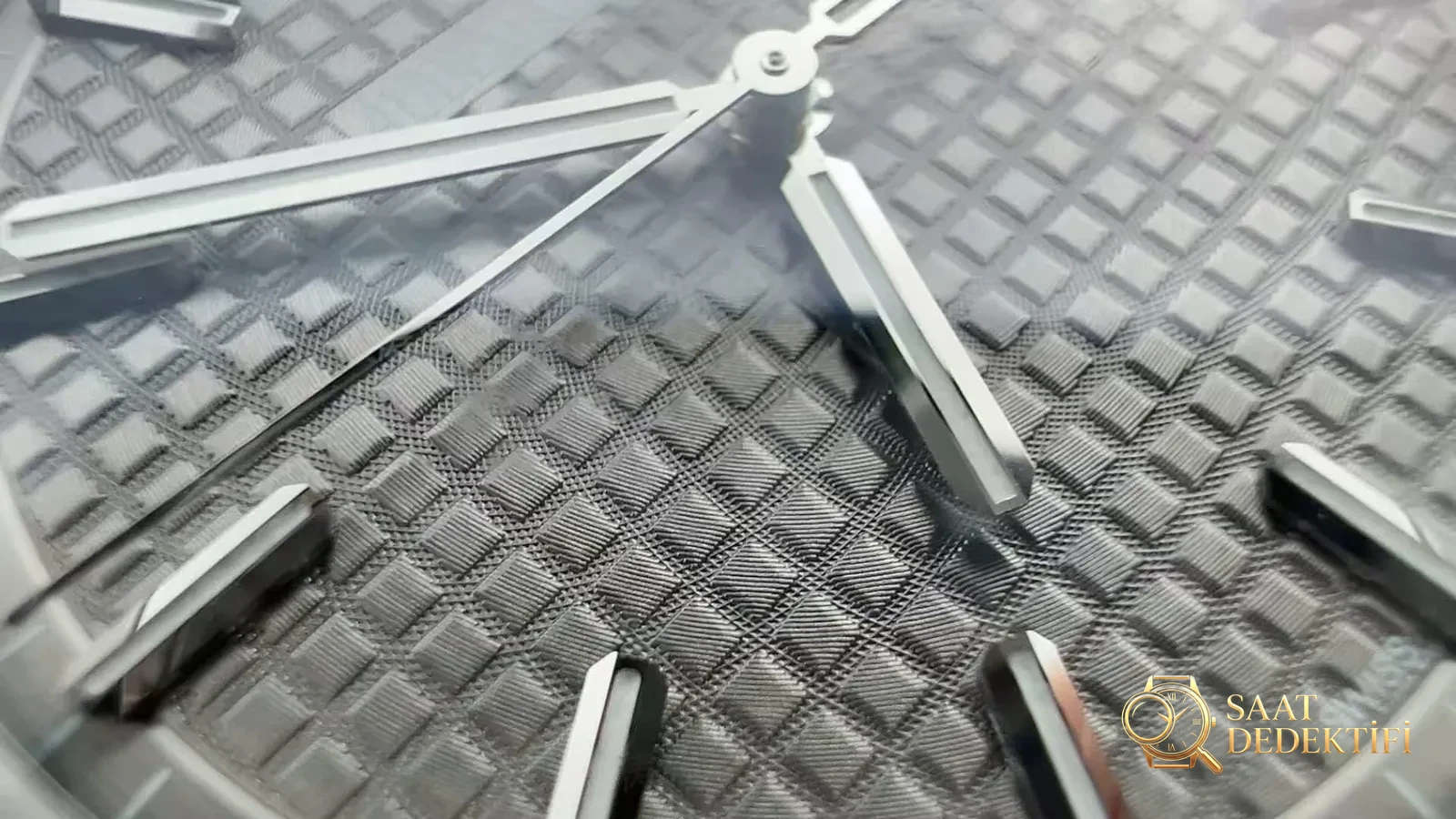 VS Factory Audemars Piguet Royal Oak 15500 ile APS Factory karşılaştırması: Hangisi daha iyi? - Kasa Profili ve Kurma Kolu İncelemesi
