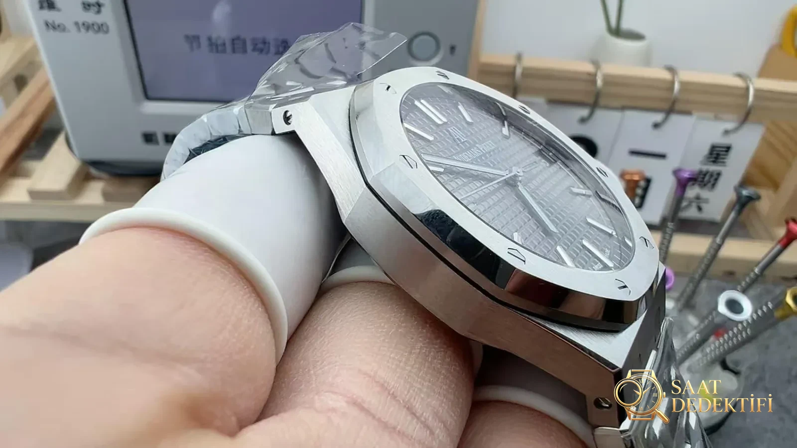 VS Factory Audemars Piguet Royal Oak 15500 ile APS Factory karşılaştırması: Hangisi daha iyi? - Arka Kapak ve Mekanizma Detayı