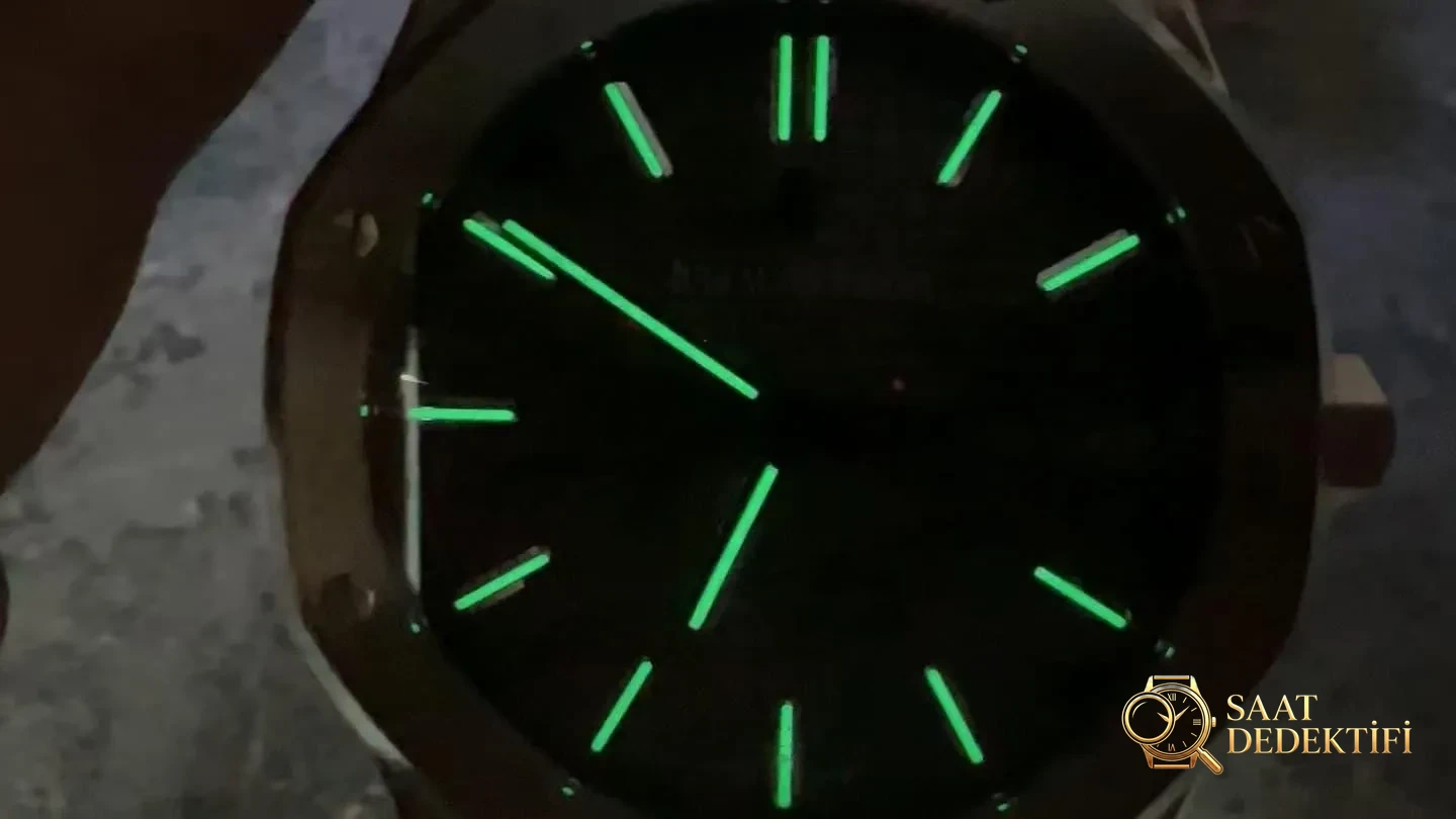 VS Factory Audemars Piguet Royal Oak 15500 ile APS Factory karşılaştırması: Hangisi daha iyi? - Fosfor ve Super-LumiNova Gece Görünümü