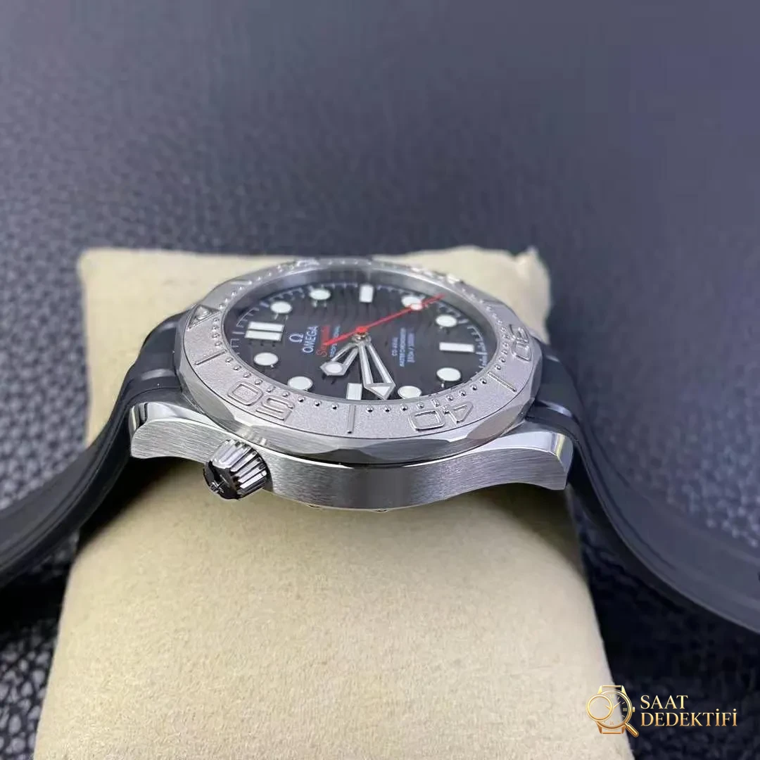 VS Factory Clone 8806 Mekanizmalı Replika Omega Seamaster Diver 300m Nekton - Arka Kapak ve Mekanizma Detayı