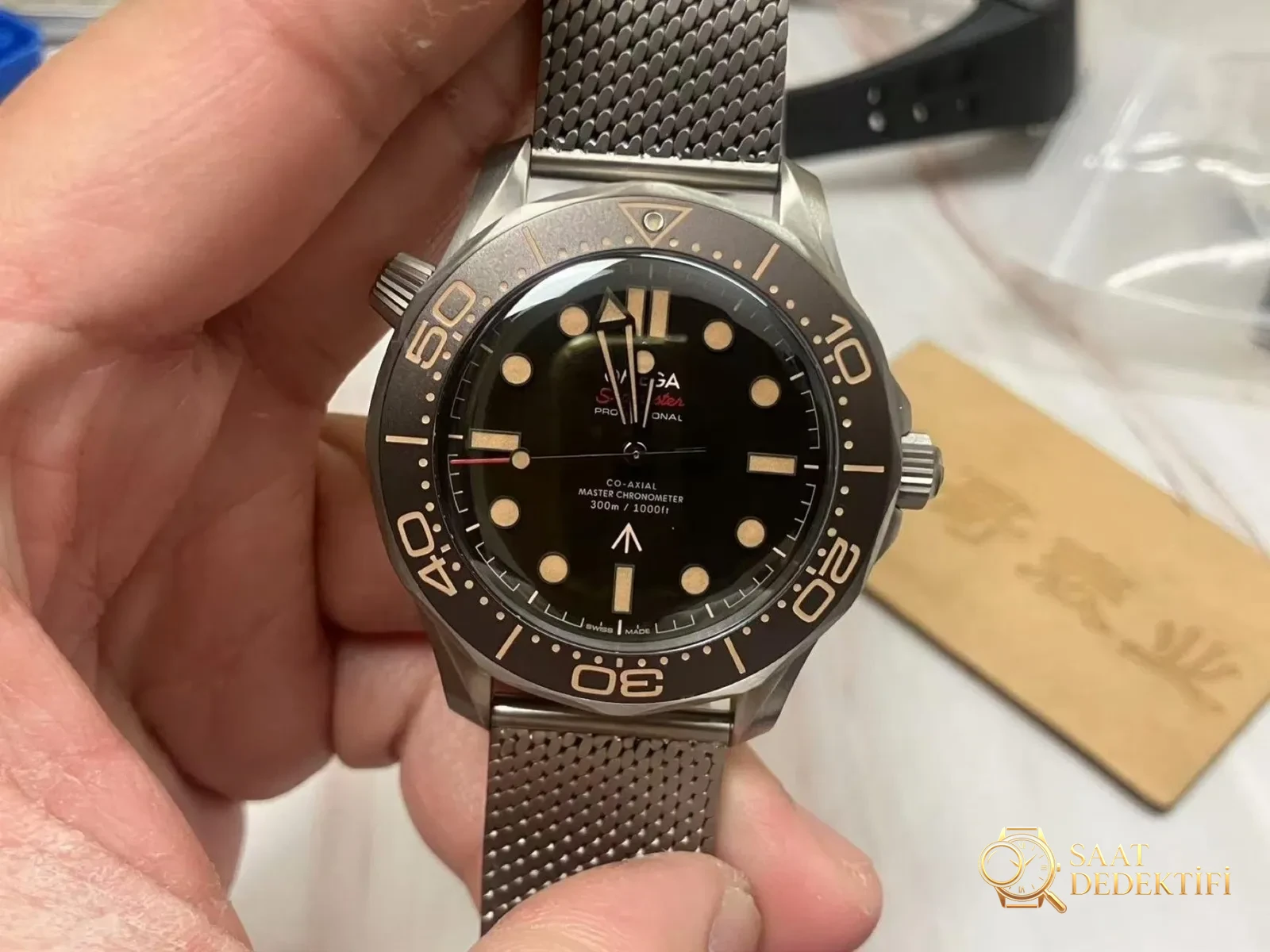 VS Factory Omega 007 No Time to Die yükseltilmiş, orijinaline birebir saf titanyum ultra hafif hasır kayış - Kadran Detayı ve Bezel İşçiliği