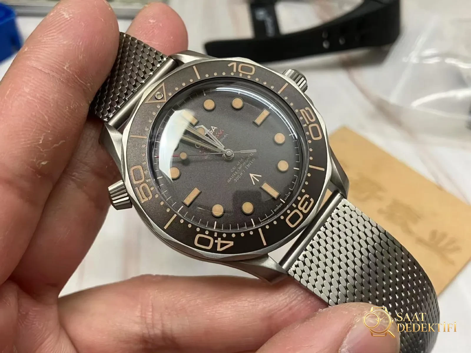 VS Factory Omega 007 No Time to Die yükseltilmiş, orijinaline birebir saf titanyum ultra hafif hasır kayış - Arka Kapak ve Mekanizma Detayı