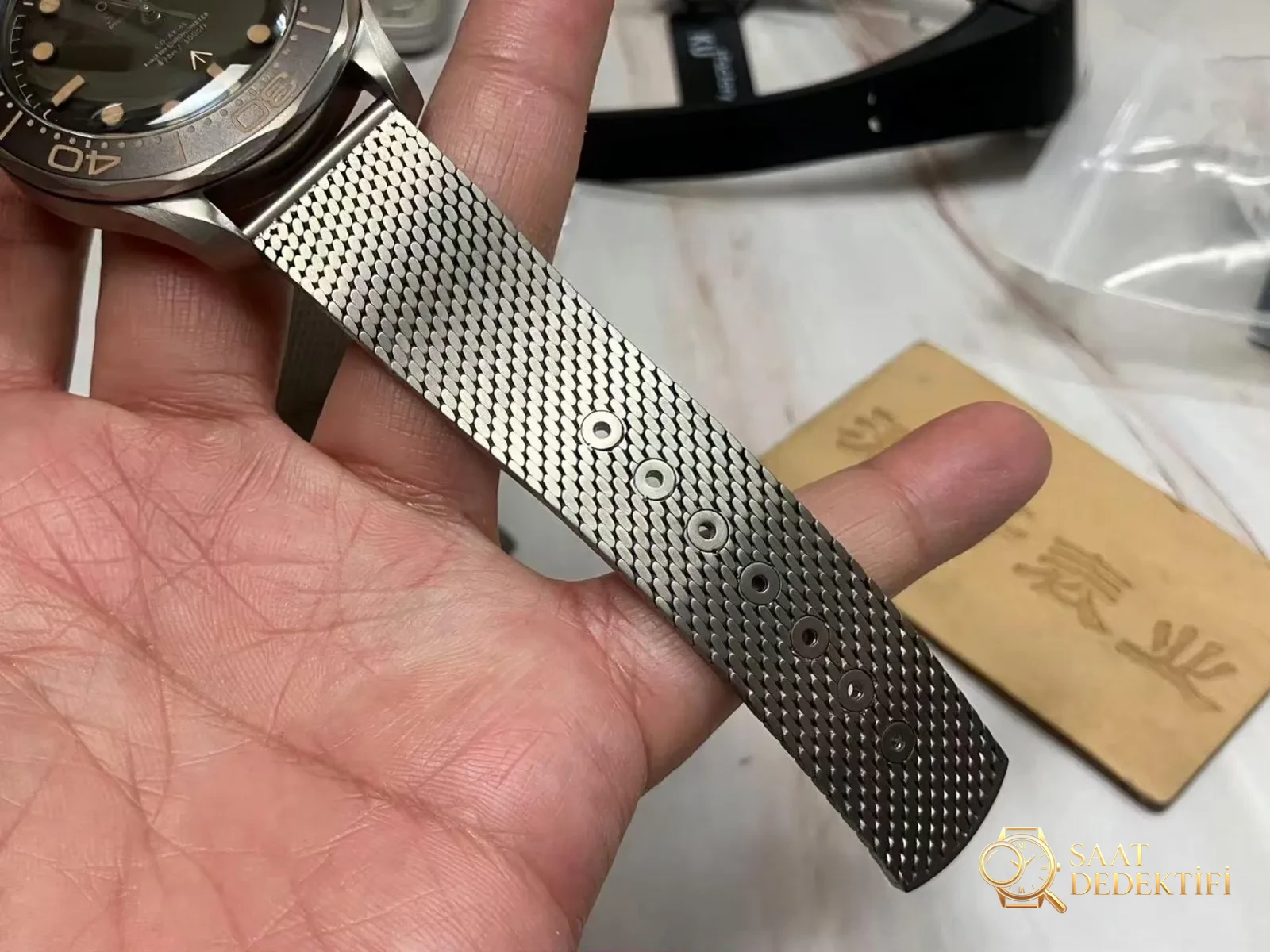VS Factory Omega 007 No Time to Die yükseltilmiş, orijinaline birebir saf titanyum ultra hafif hasır kayış - Mekanizma Zemberek ve Balans Detayı