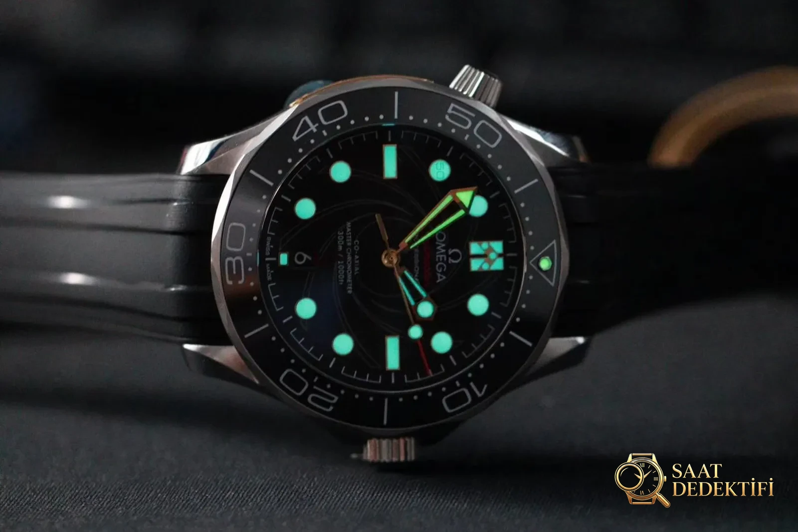 VS Factory Omega 007 Seamaster 300M James Bond Limited Edition Sökme İncelemesi - Mekanizma Zemberek ve Balans Detayı