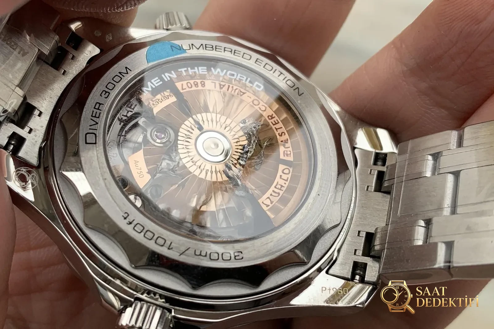 VS Factory Omega 2022 Beyaz Altın Seamaster 007 Saat İncelemesi - Arka Kapak ve Mekanizma Detayı