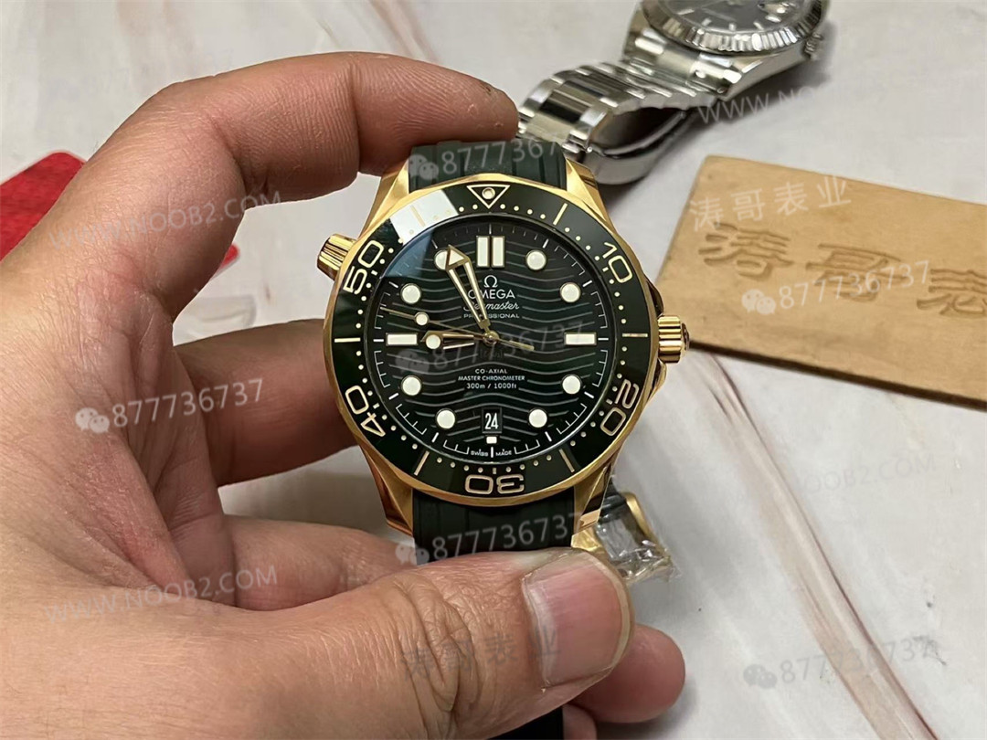 VS Factory Omega 2025 yeni Seamaster 300m altın yeşil kadran işçiliği nasıl? — 1. fotoğraf
