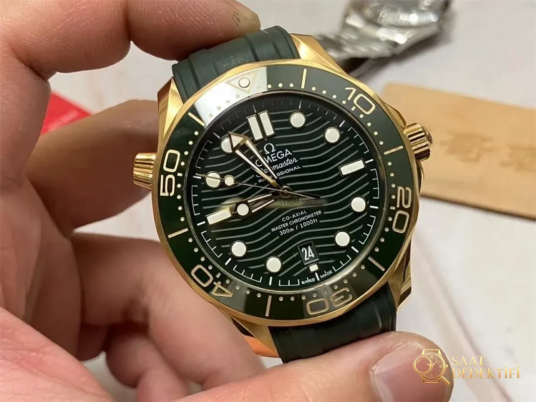 VS Factory Omega 2025 yeni Seamaster 300m altın yeşil kadran işçiliği nasıl? - Kadran Detayı ve Bezel İşçiliği