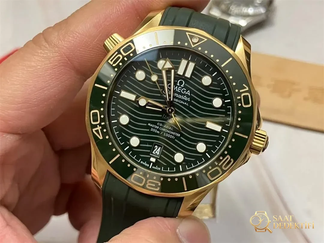 VS Factory Omega 2025 yeni Seamaster 300m altın yeşil kadran işçiliği nasıl? - Kasa Profili ve Kurma Kolu İncelemesi