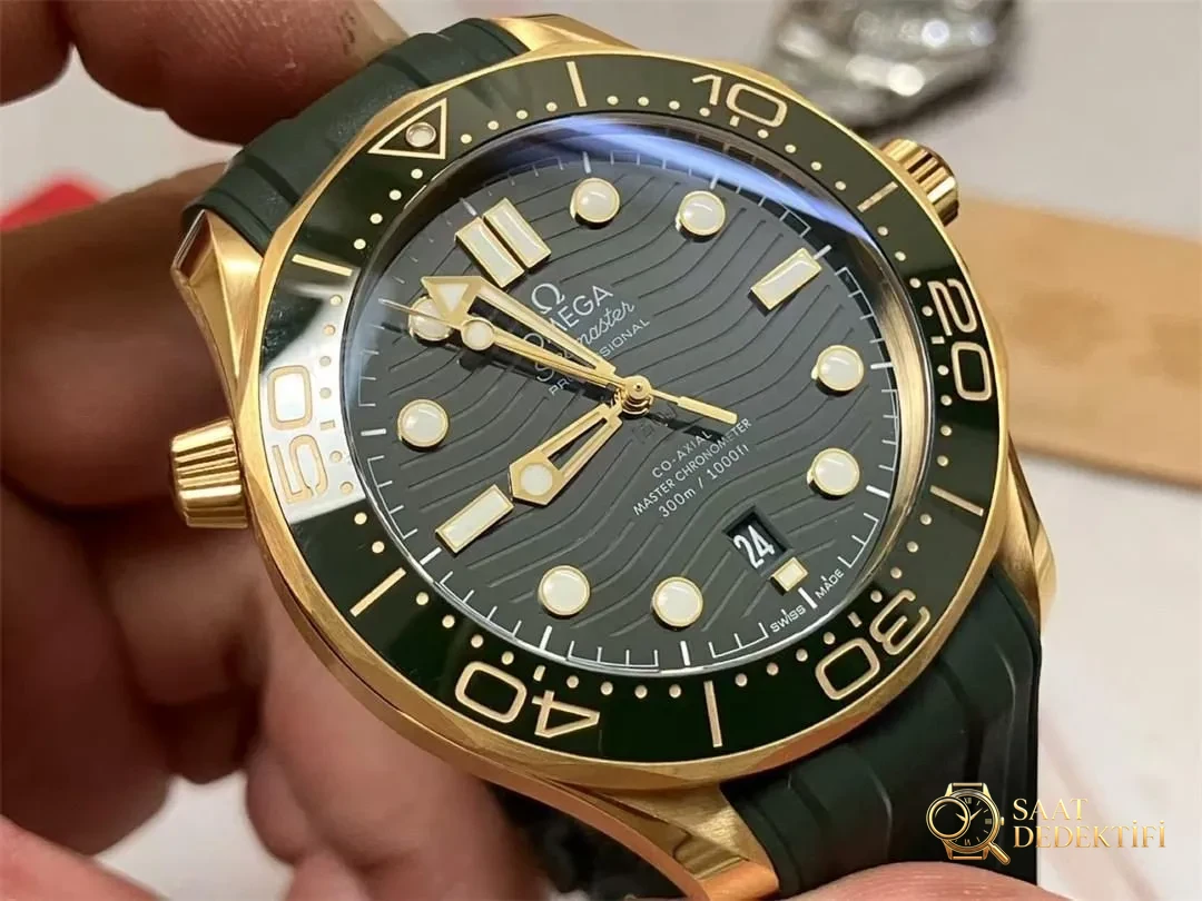 VS Factory Omega 2025 yeni Seamaster 300m altın yeşil kadran işçiliği nasıl? - Arka Kapak ve Mekanizma Detayı