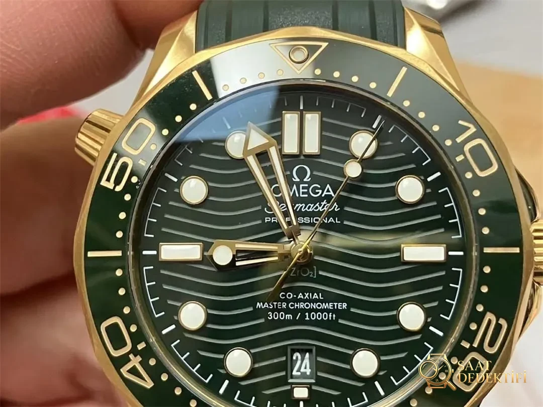 VS Factory Omega 2025 yeni Seamaster 300m altın yeşil kadran işçiliği nasıl? - Bilezik, Toka ve Klips Mekanizması