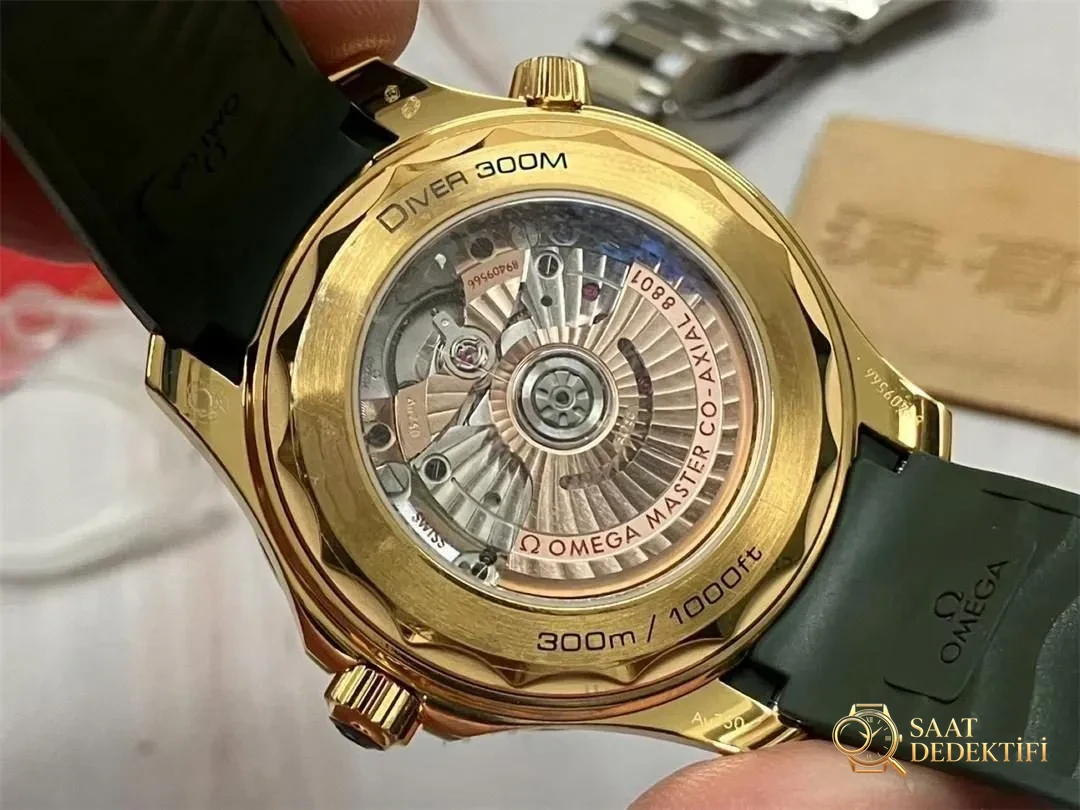 VS Factory Omega 2025 yeni Seamaster 300m altın yeşil kadran işçiliği nasıl? - Yan Profil ve Kordon Bağlantısı