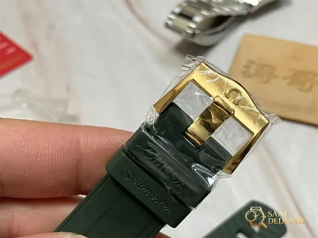 VS Factory Omega 2025 yeni Seamaster 300m altın yeşil kadran işçiliği nasıl? - Genel Açı ve Estetik Duruş