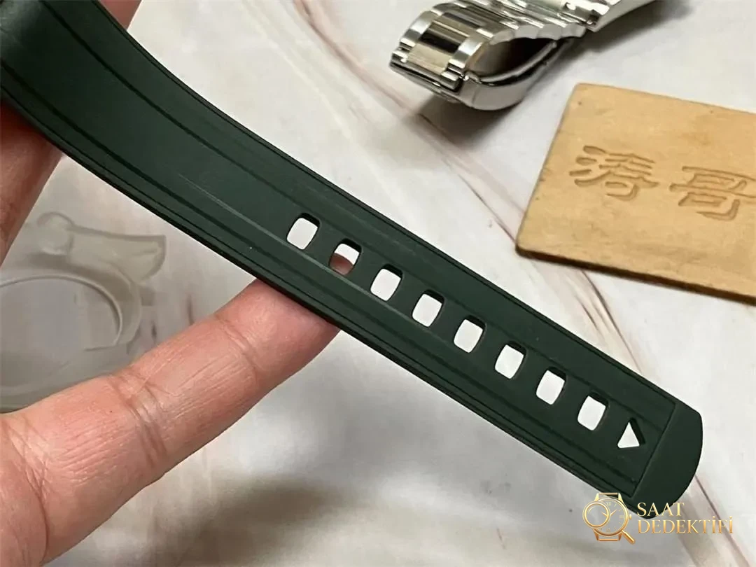 VS Factory Omega 2025 yeni Seamaster 300m altın yeşil kadran işçiliği nasıl? - Kasa Çeliği ve Polisaj Kalitesi