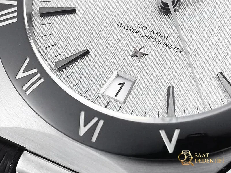 VS Factory Omega 5. Nesil Constellation Serisi Siyah Bezel Baklava Desenli Kadran Replika Saat - VS Watch - Arka Kapak ve Mekanizma Detayı