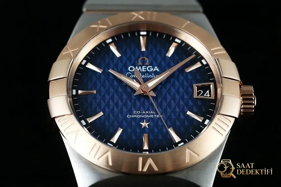 VS Factory Omega Constellation çift renk rose gold smoky blue kabartma eşkenar dörtgen desenli replika saat - 123.20.38.21.03.001 - Arka Kapak ve Mekanizma Detayı