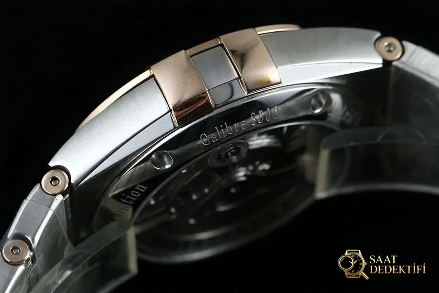 VS Factory Omega Constellation çift renk rose gold smoky blue kabartma eşkenar dörtgen desenli replika saat - 123.20.38.21.03.001 - Fosfor ve Super-LumiNova Gece Görünümü