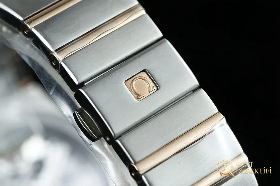 VS Factory Omega Constellation çift renk rose gold smoky blue kabartma eşkenar dörtgen desenli replika saat - 123.20.38.21.03.001 - Yan Profil ve Kordon Bağlantısı