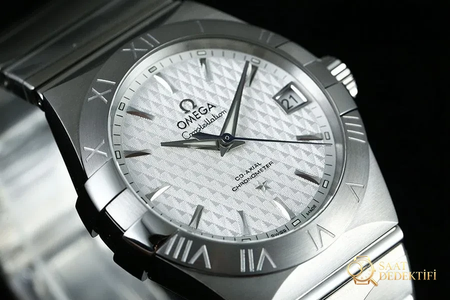 VS Factory Omega Constellation serisi baklava desenli beyaz kadran replika kol saati - 123.10.38.21.02.003 - Kasa Profili ve Kurma Kolu İncelemesi