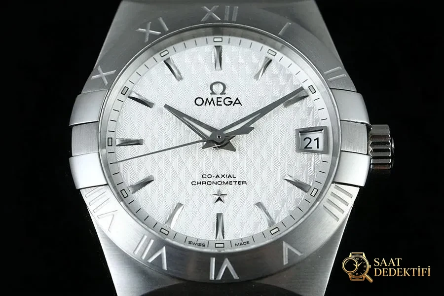 VS Factory Omega Constellation serisi baklava desenli beyaz kadran replika kol saati - 123.10.38.21.02.003 - Arka Kapak ve Mekanizma Detayı