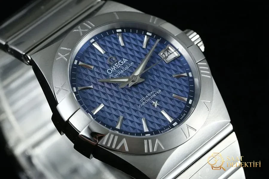 VS Factory Omega Constellation serisi eşkenar dörtgen desenli mavi kadranlı replika kol saati-123.10.38.21.03.001 - Kasa Profili ve Kurma Kolu İncelemesi