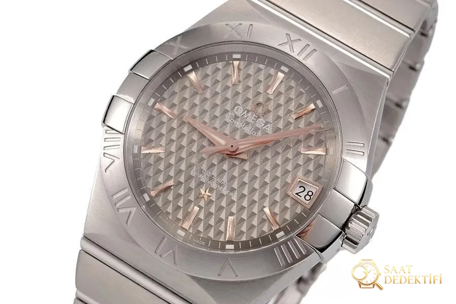 VS Factory Omega Constellation Serisi Gri Baklava Desenli Kadranlı Replika Kol Saati - 123.10.38.21.06.002 - Arka Kapak ve Mekanizma Detayı