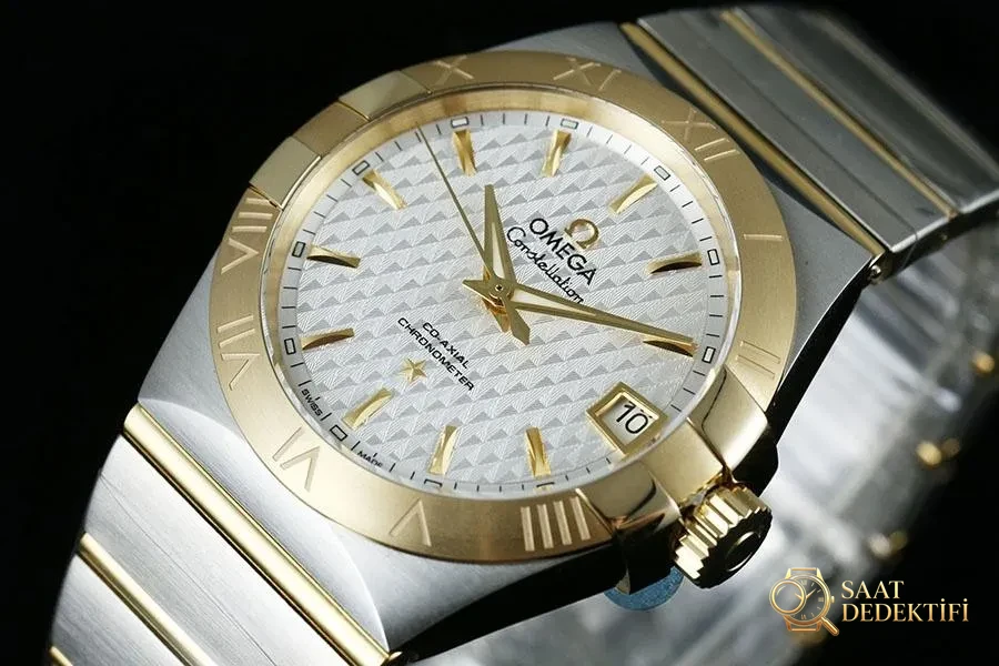 VS Factory Omega Constellation Serisi İki Renkli Altın Baklava Desenli Beyaz Kadranlı Replika Kol Saati - 123.20.38.21.02.009 - Kadran Detayı ve Bezel İşçiliği