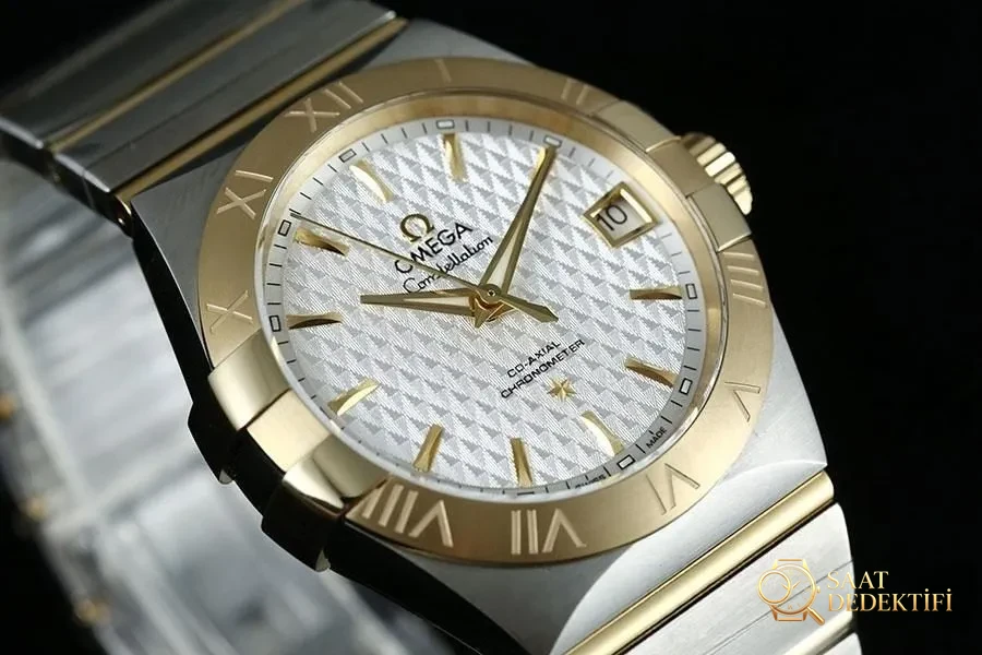 VS Factory Omega Constellation Serisi İki Renkli Altın Baklava Desenli Beyaz Kadranlı Replika Kol Saati - 123.20.38.21.02.009 - Kasa Profili ve Kurma Kolu İncelemesi