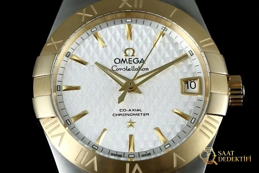 VS Factory Omega Constellation Serisi İki Renkli Altın Baklava Desenli Beyaz Kadranlı Replika Kol Saati - 123.20.38.21.02.009 - Arka Kapak ve Mekanizma Detayı